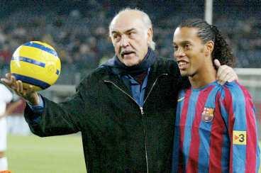 "En match för freden", var anledningen till denna bild. Ronaldinhos Barcelona underhöll publiken - efter att Sean Connery lagt avsparken...