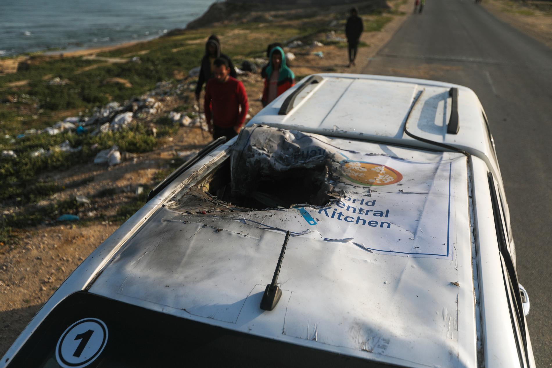 Ett av World Central Kitchens fordon som träffades av ett israeliskt flygangrepp i Deir al Balah i tisdags. 