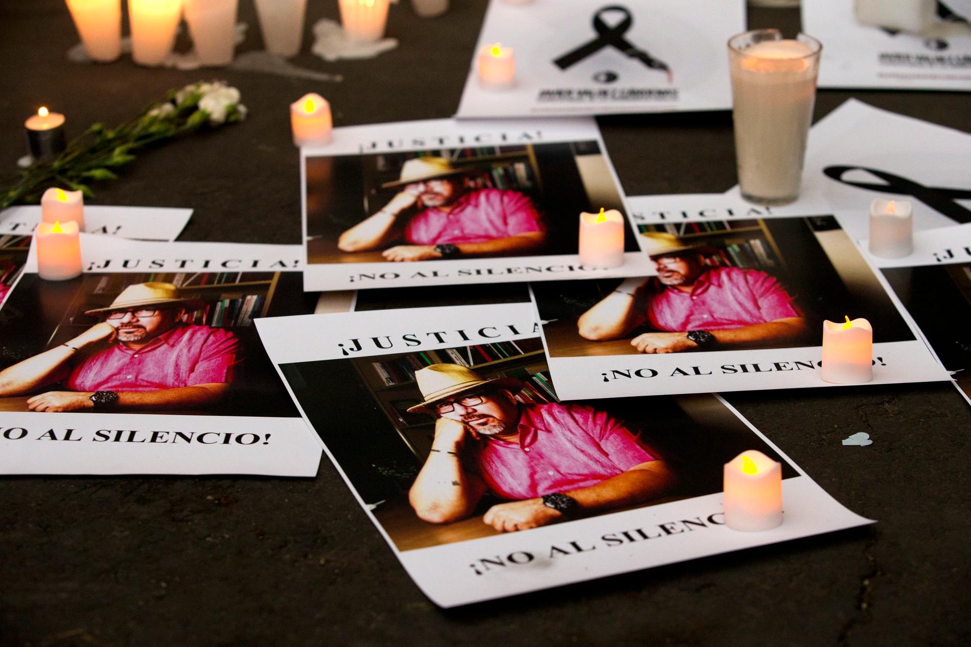 Tända ljus tillsammans med foton av mördade Javier Valdez tillsammans med orden "rättvisa, inte tystnad". Arkivbild.