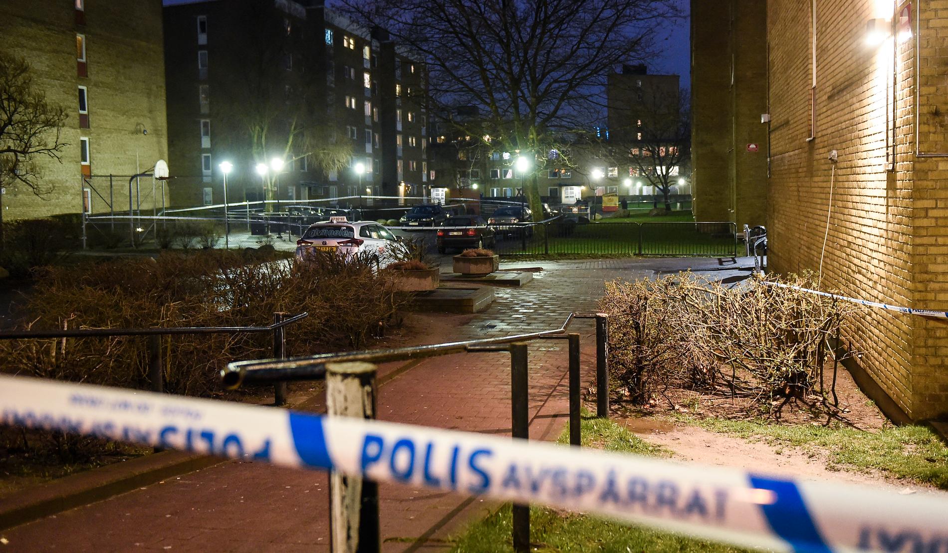 En 23-årig man sköts ihjäl på Ramels väg i Rosengård i mars 2017. Nu har en man anhållits misstänkt för mord. Sedan tidigare är tre personer häktade för inblandning i dödsskjutningen. Arkivbild.