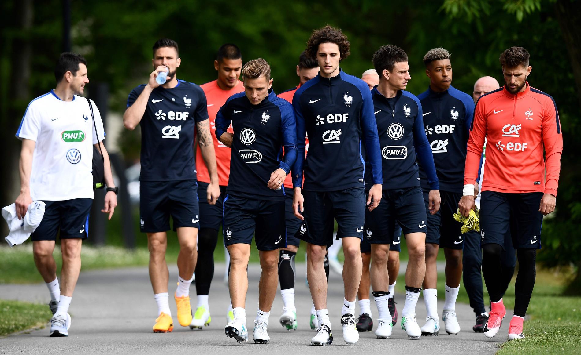 Franska landslaget på väg till träningen på det fotbollsinternatet Clairefontaine.