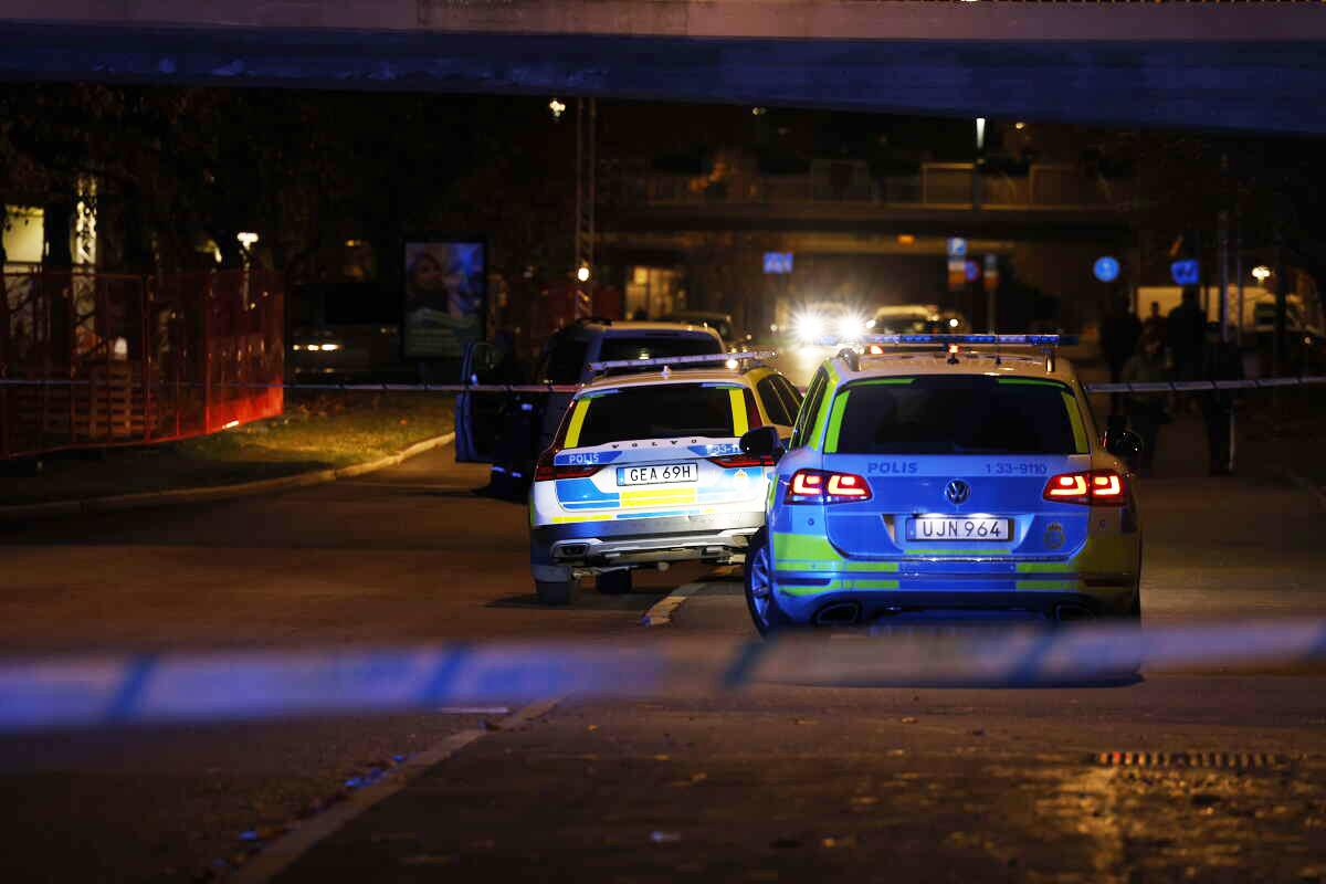 Polisen har spärrat av i Solna.