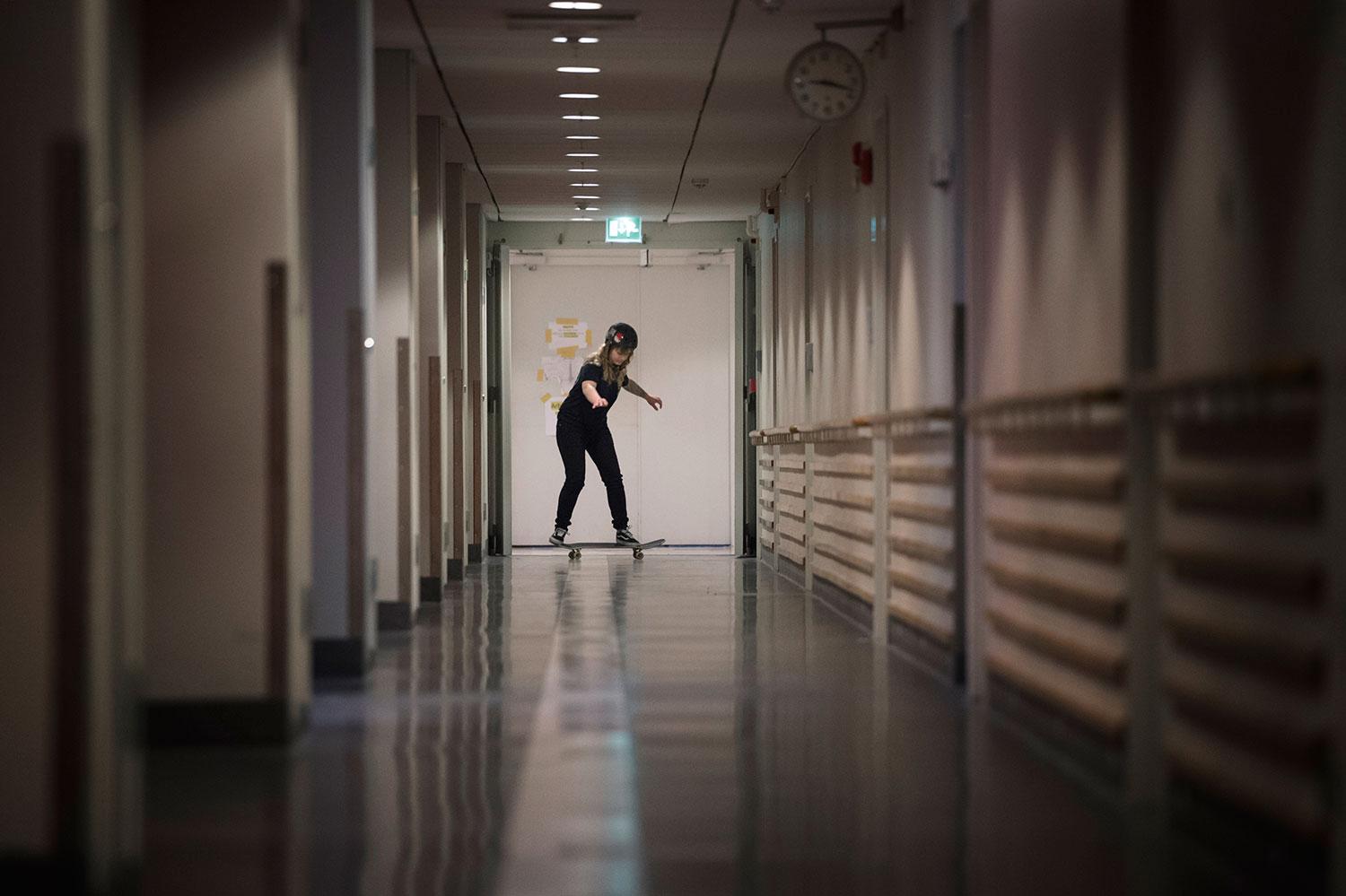 25 februari. "Radical rehab" kallar Malin det. Hon har schemalagd skateboardåkning i sjukhusets korridorer.