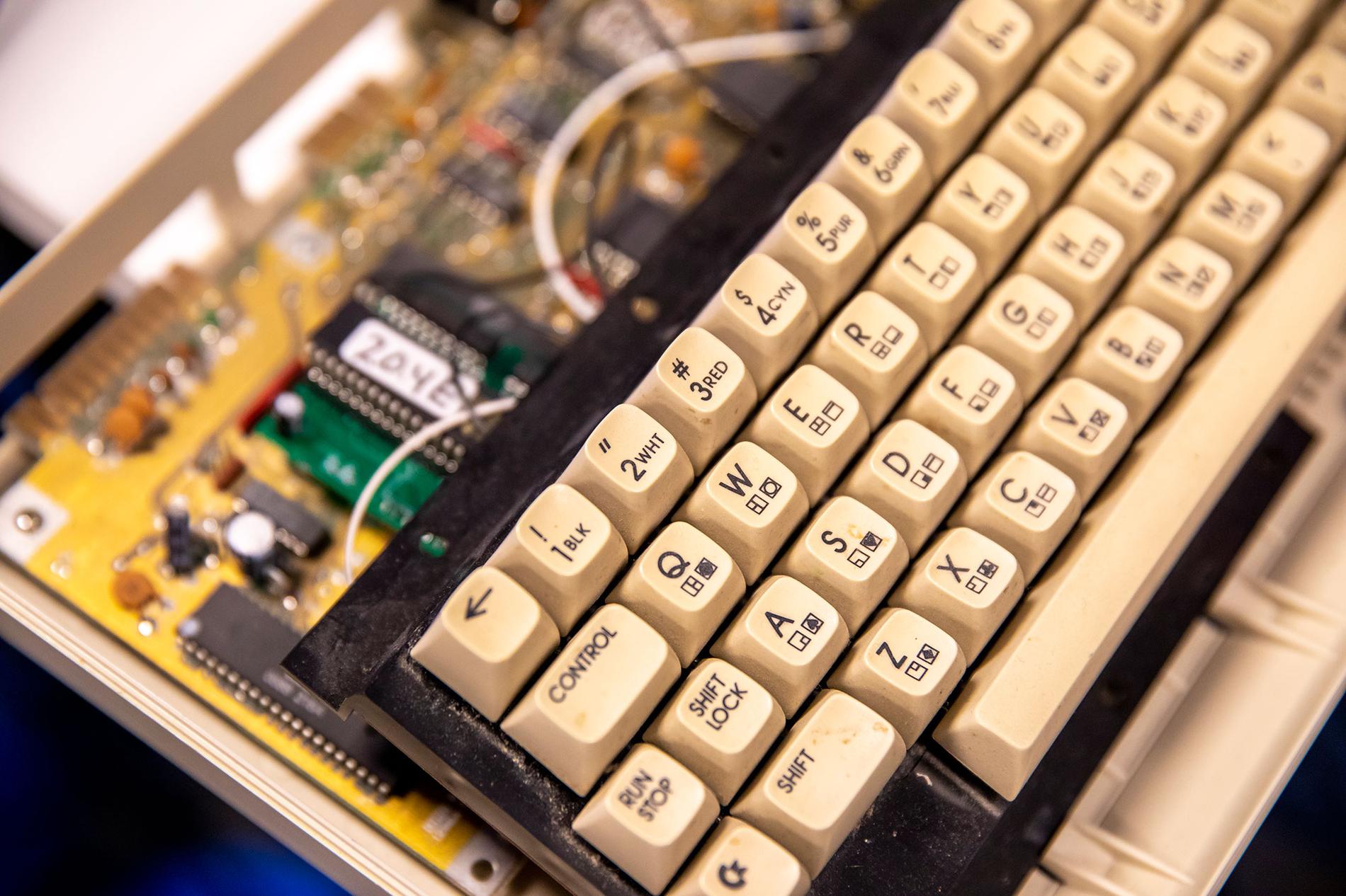Arbete pågår – snart är tangentbordet till Commodore 64 funktionsdugligt igen.