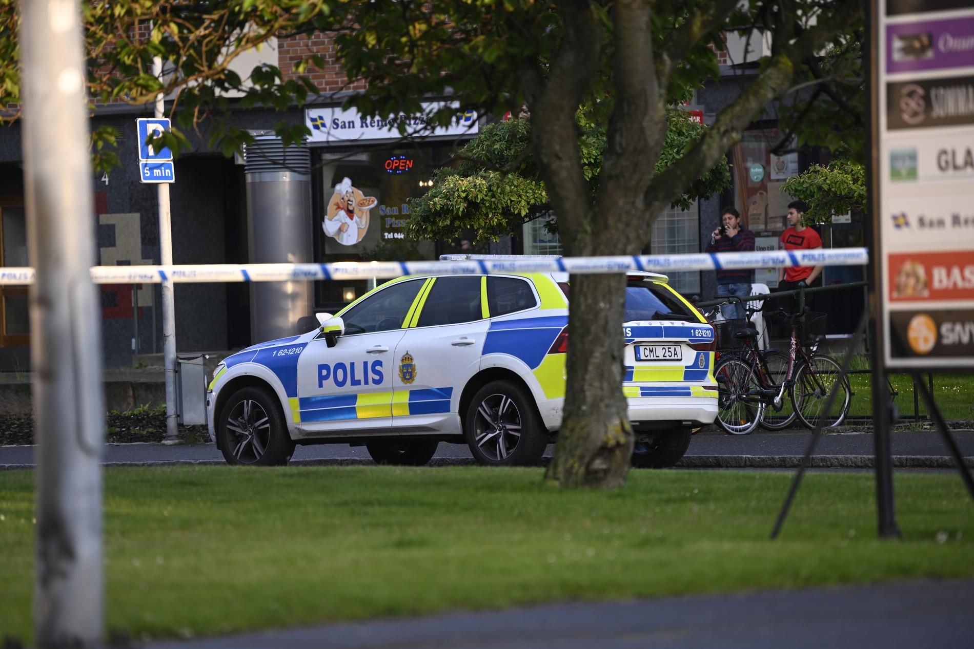 Flera polispatruller skickades till en parkeringsplats i Kristianstad och en person hittades liggandes på marken vid en parkeringsplats.