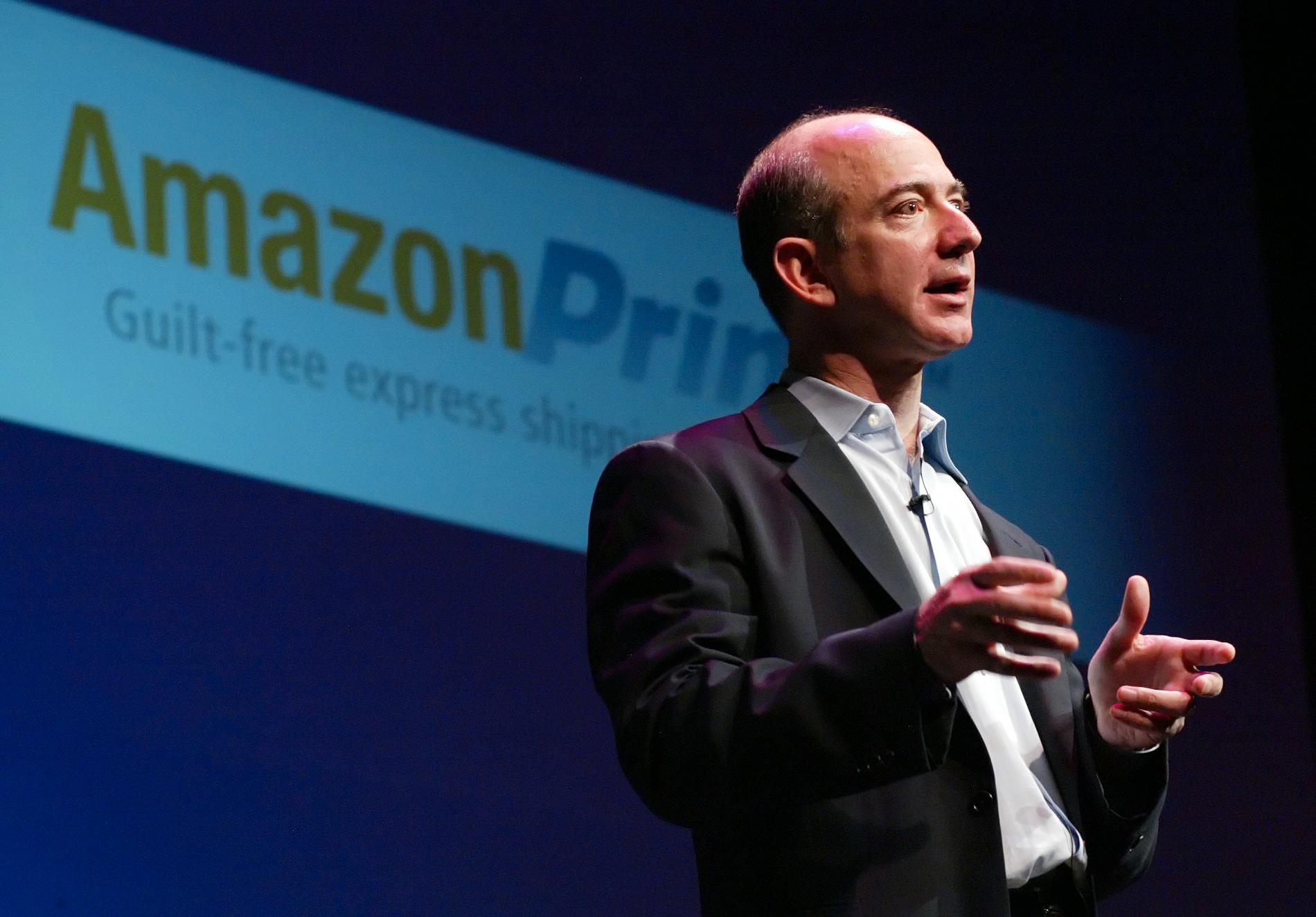 Detaljhandelsjätten Amazon har varit på förstasidorna på senare tid sedan Saudiarabiens prins Mohammed bin Salman anklagats för att ha hackat Amazon-chefen Jeff Bezos (bilden) telefon. Arkivbild