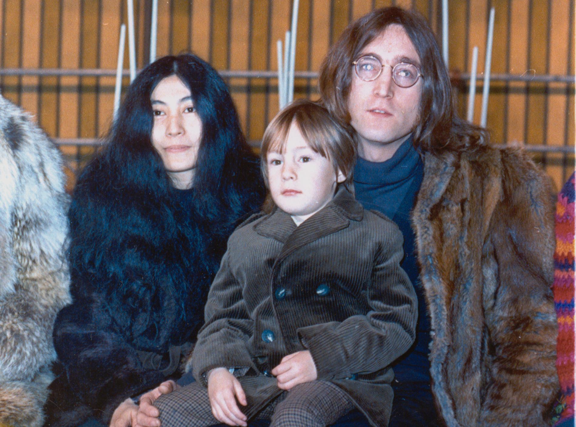 En femårig Julian Lennon tillsammans med pappa John Lennon och Yoko Ono 1968.