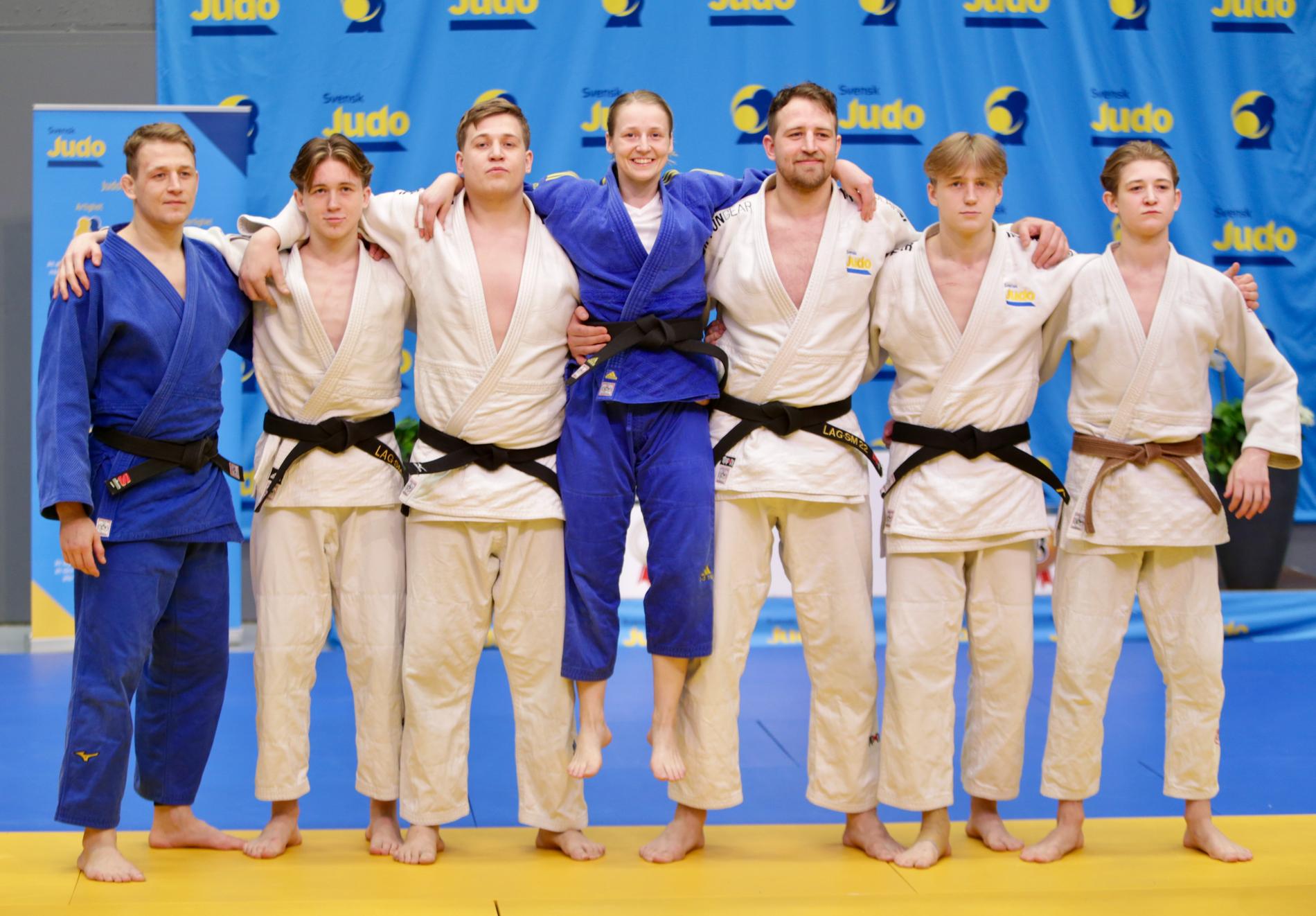 Syskonen Mattsson var samlade under helgens judo-SM. Från vänster: Olle, Ville, Nils, Klara, Emil, Pelle och Kalle.