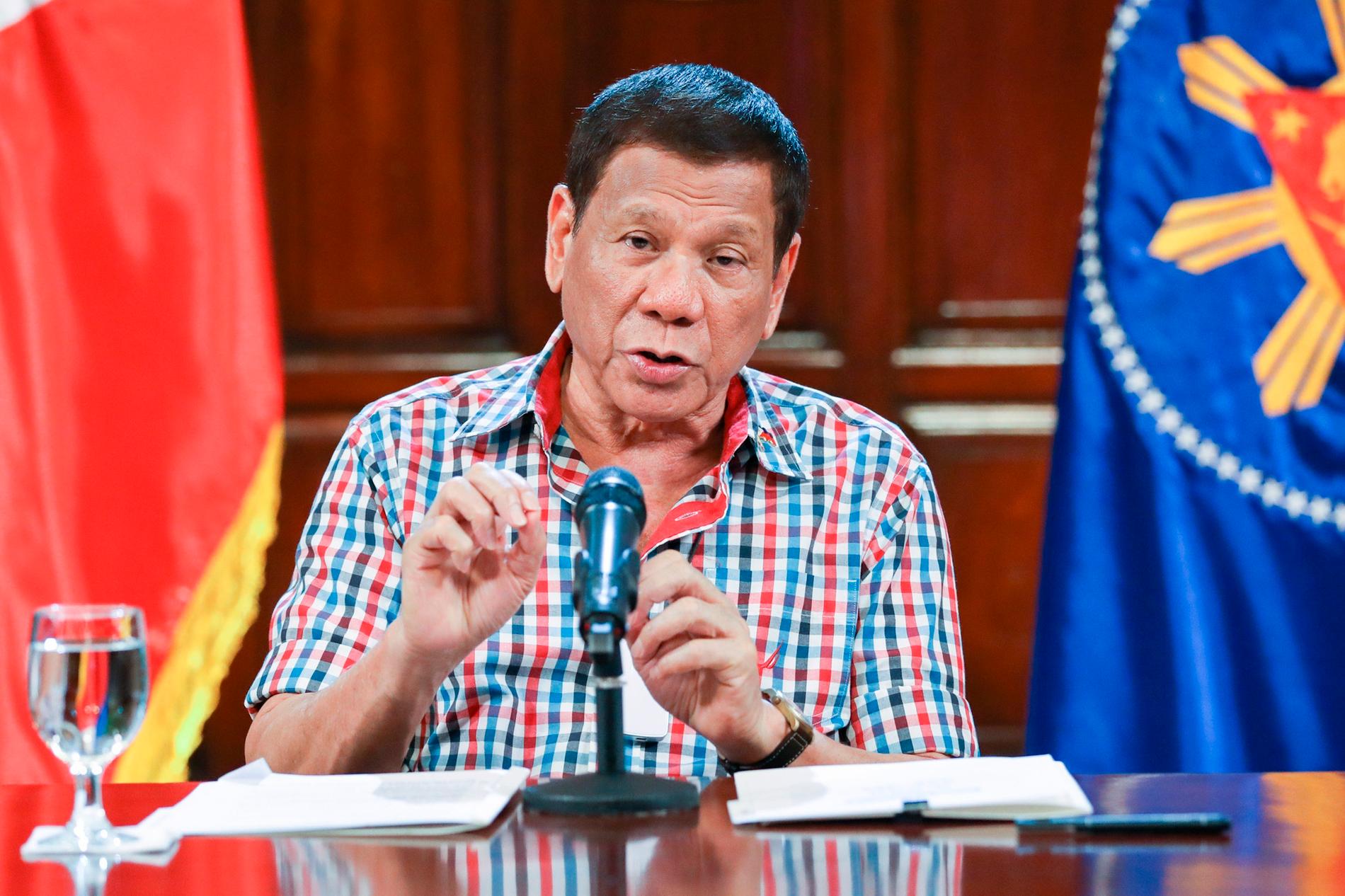Filippinernas president Rodrigo Duterte i sitt tv-sända tal.