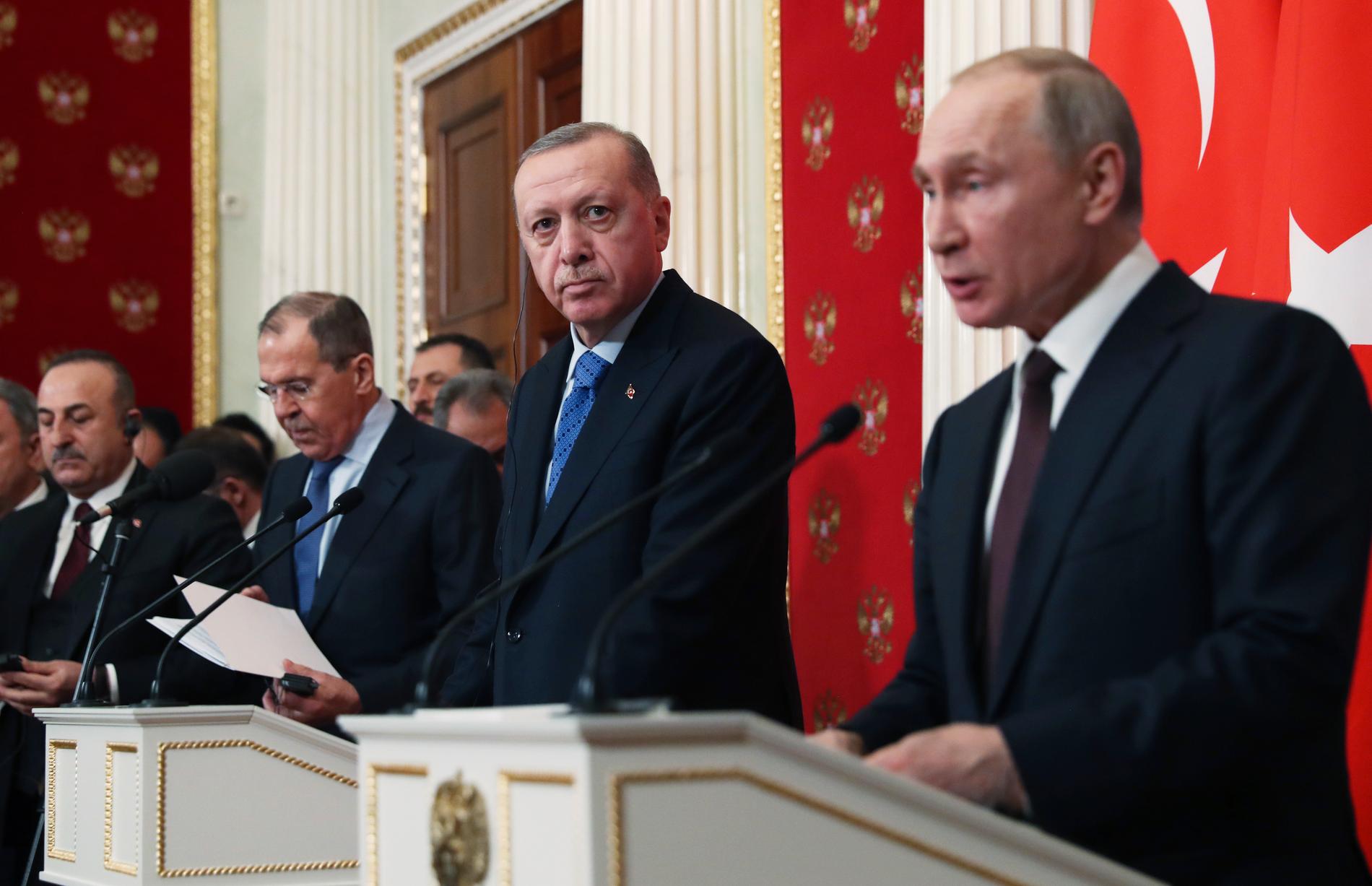 Turkiets president Recep Tayyip Erdogan och Rysslands dito Vladimir Putin vid presskonferensen i Moskva.