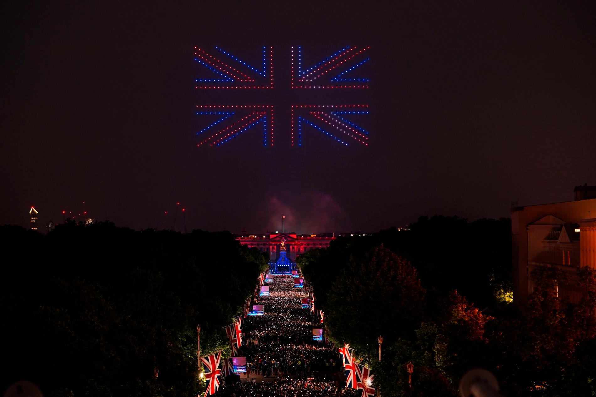 London är upplyst för att fira drottningen.