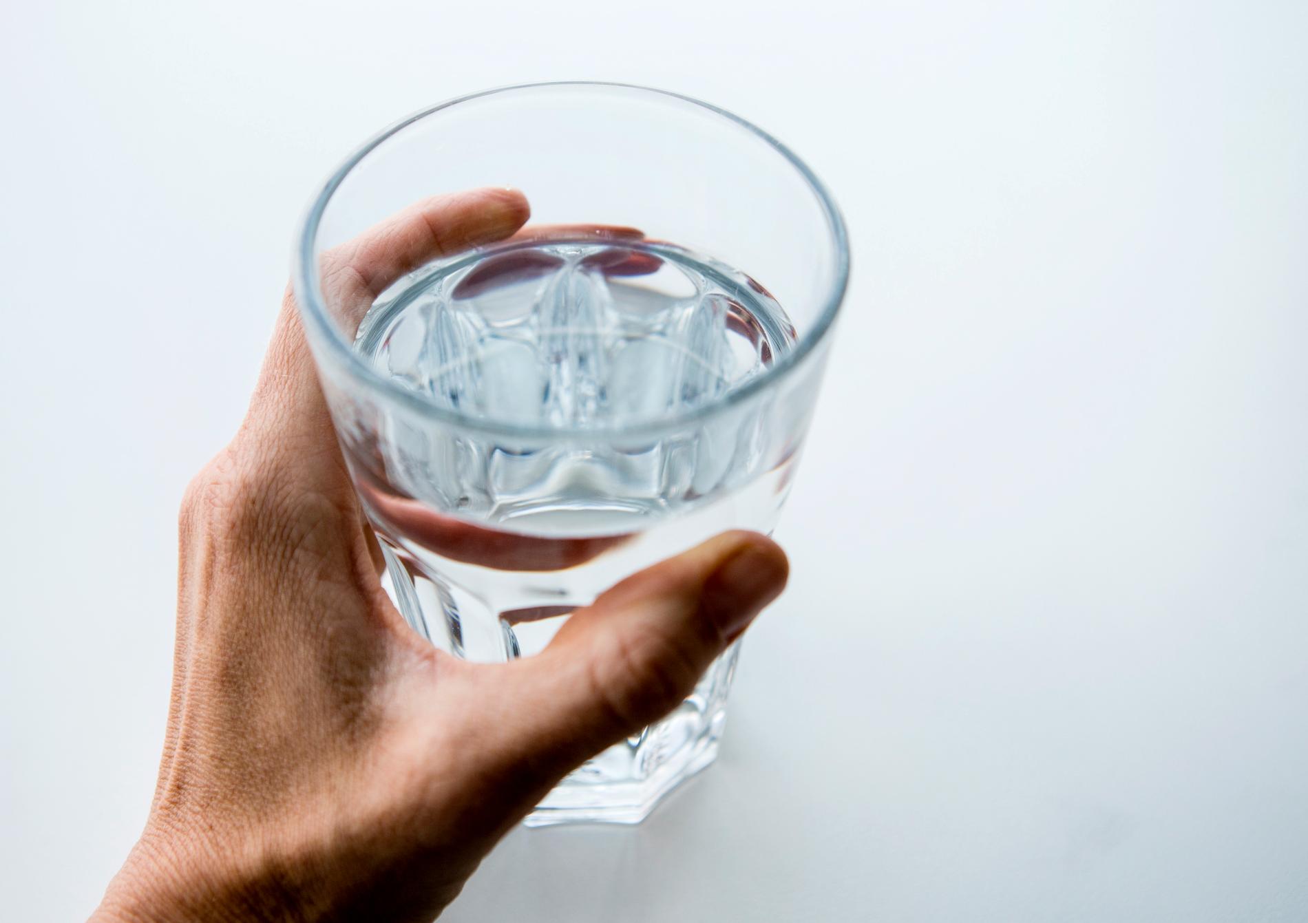 MSB rekommenderar ett lager på minst tre liter vatten per person för en veckas tid. Arkivbild.