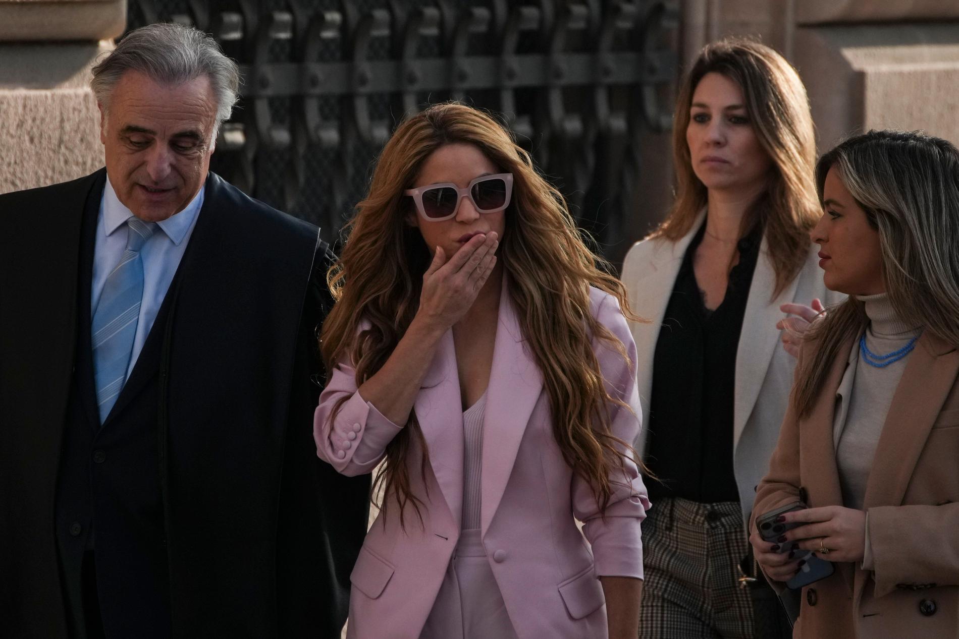 Shakira tillsammans med sin advokat Pau Molins 