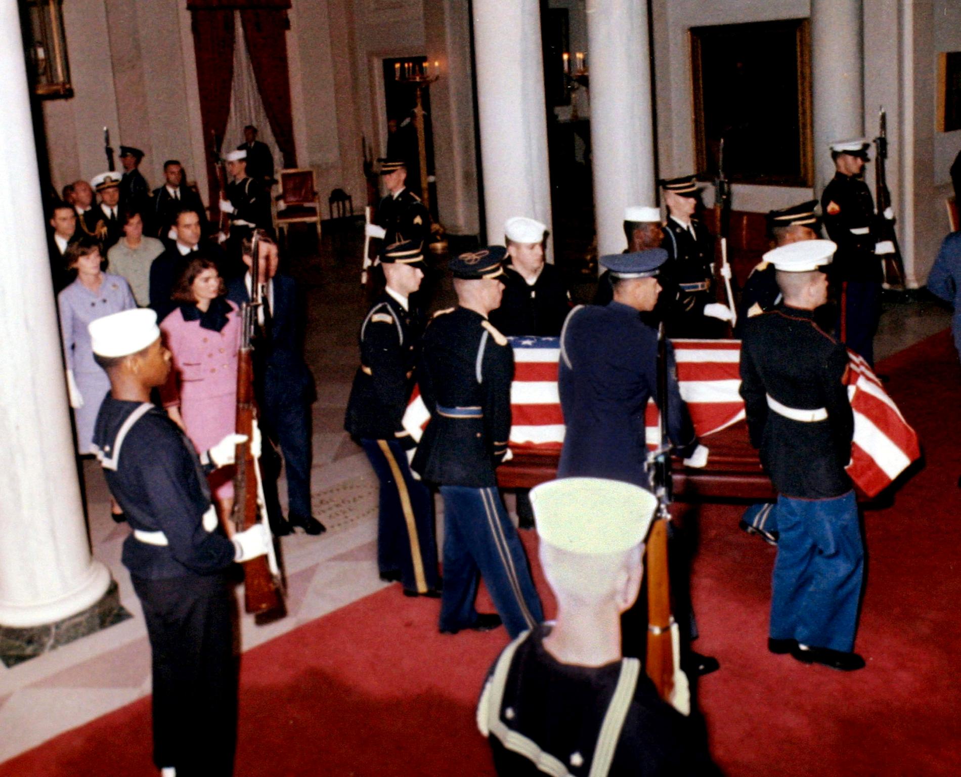 Kistan med John F Kennedys kropp kommer till vita huset från Dallas dagen efter mordet.