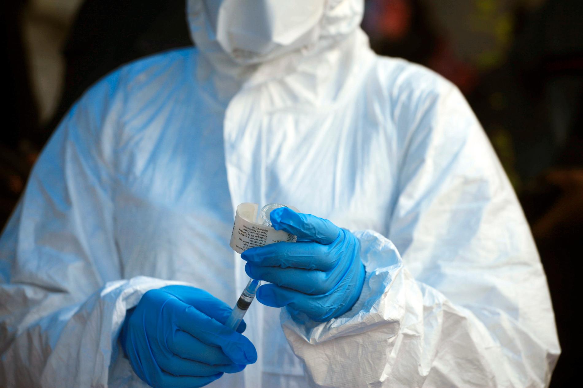 En hjälparbetare förbereder ebolavaccin. Arkivbild.