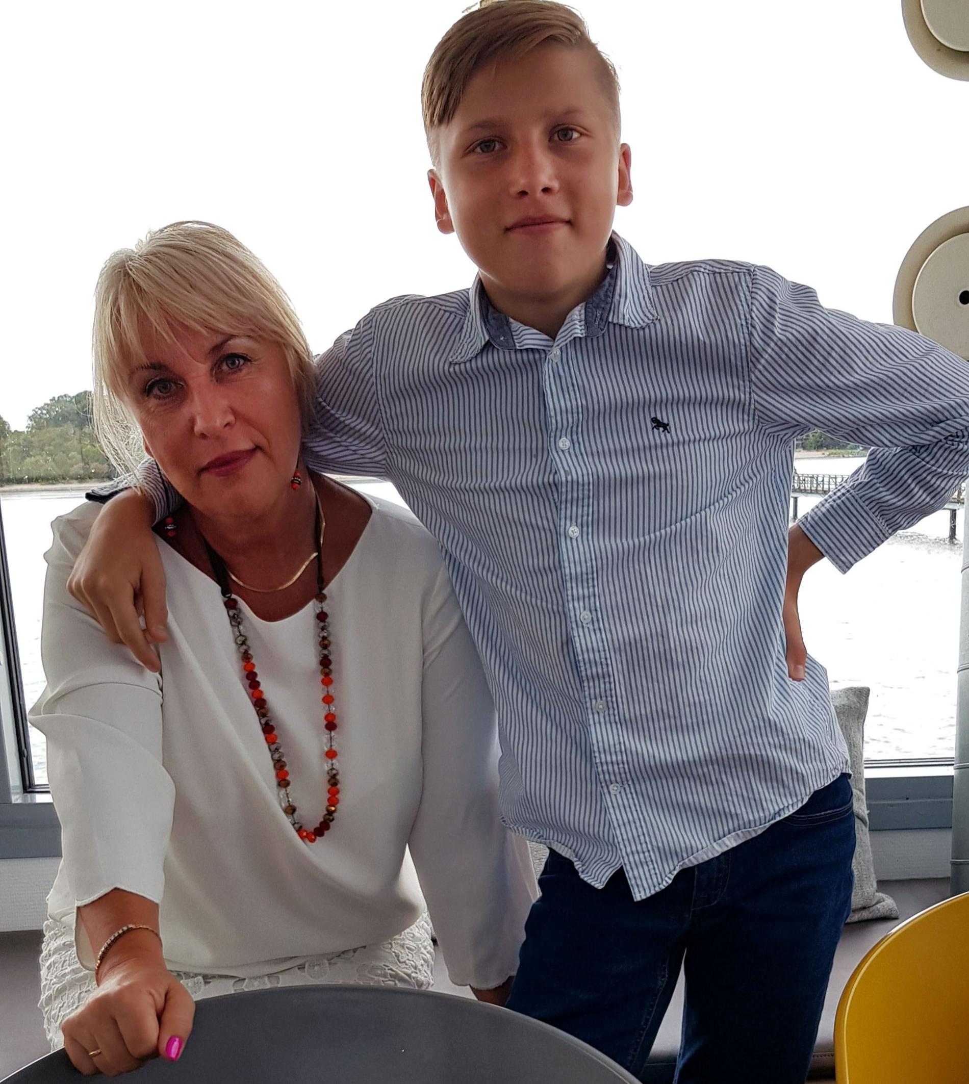 Mormor Tatiana Aksenova, 58, tillsammans med barnbarnet Kirill, 15.