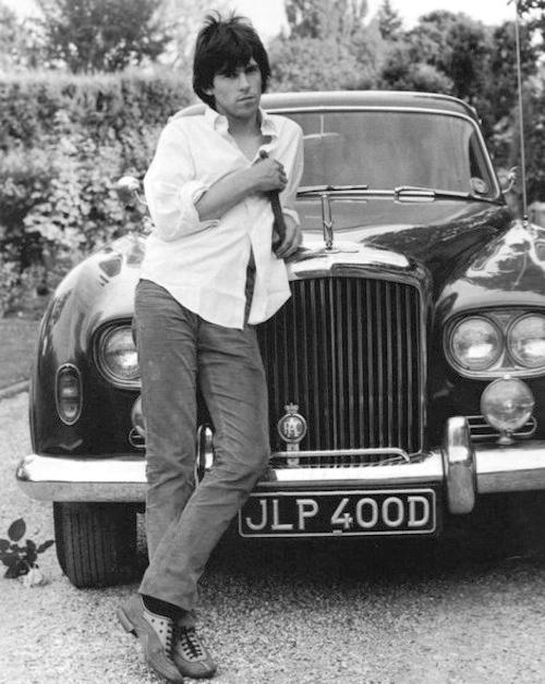 Keith och ”Blue Lena” som han kallade bilen, fotograferad på 1960-talet.