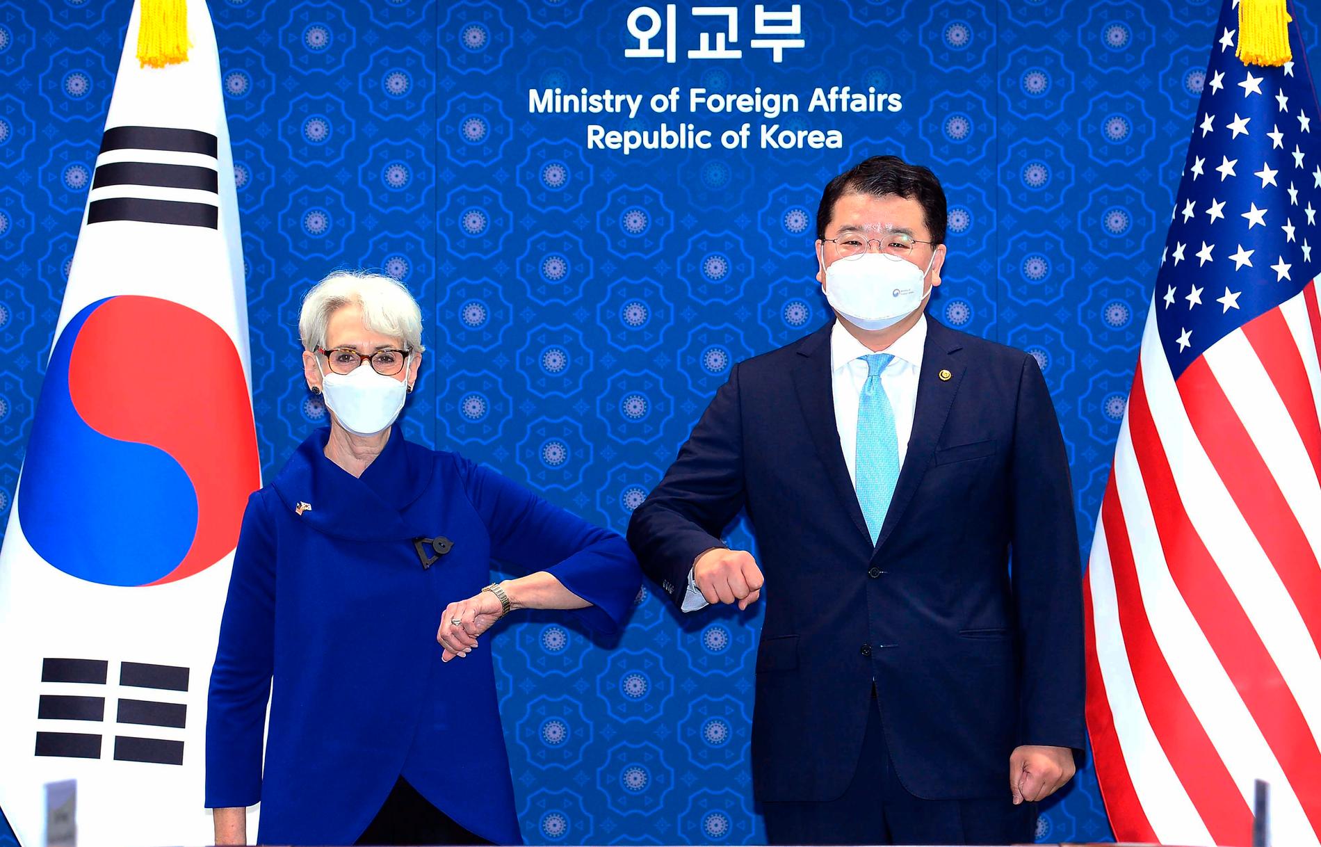 USA:s vice utrikesminister Wendy Sherman hälsar virussäkert på sin sydkoreanske motsvarighet Choi Jung-Kun i Sydkoreas huvudstad Seoul.