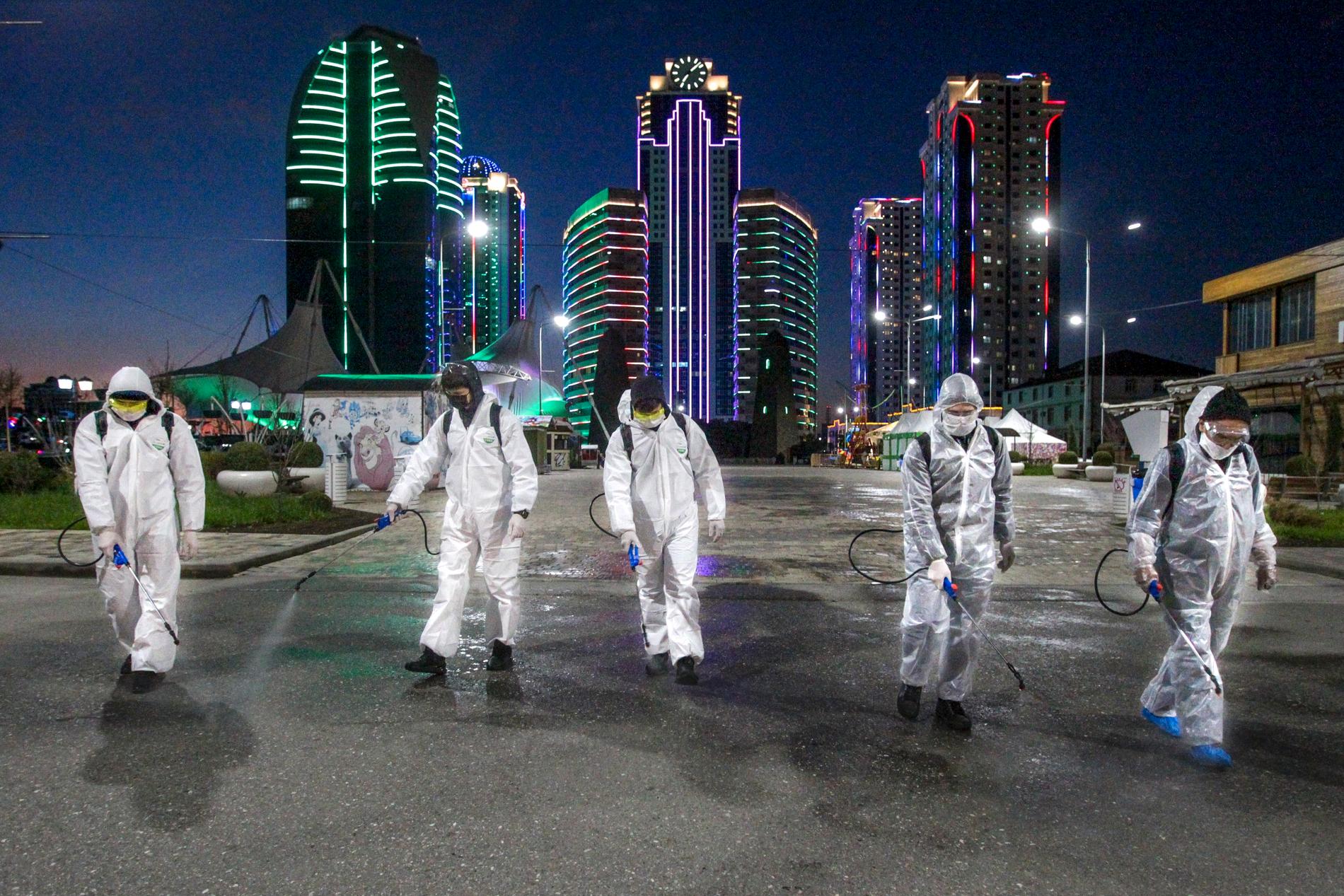 Desinfektionsmedel sprutas i centrala Grozny i Ryssland med anledning av coronaviruset.