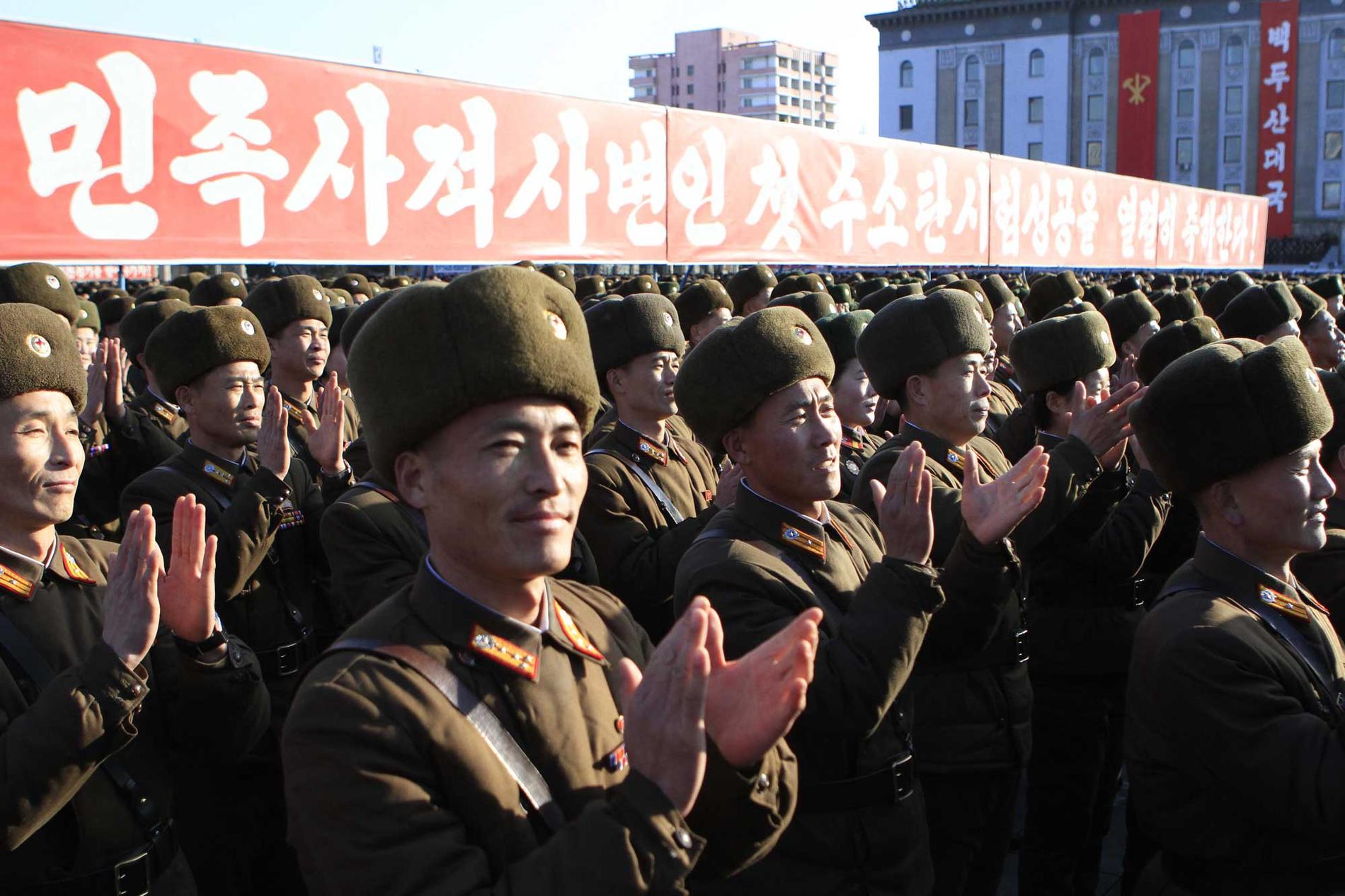 Nordkoreanska militärer marscherar och klappar händerna efter att Nordkorea i onsdags uppgav sig ha genomfört en provsprängning av en vätebomb vid Kim II Sungs-torg i Pyongyang under fredagen.