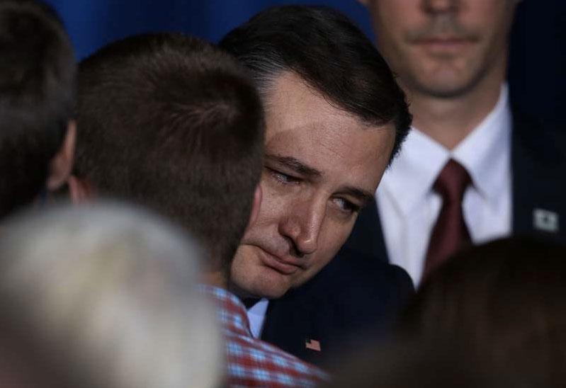 Ted Cruz kramar om en supporter efter förlusten i natt.