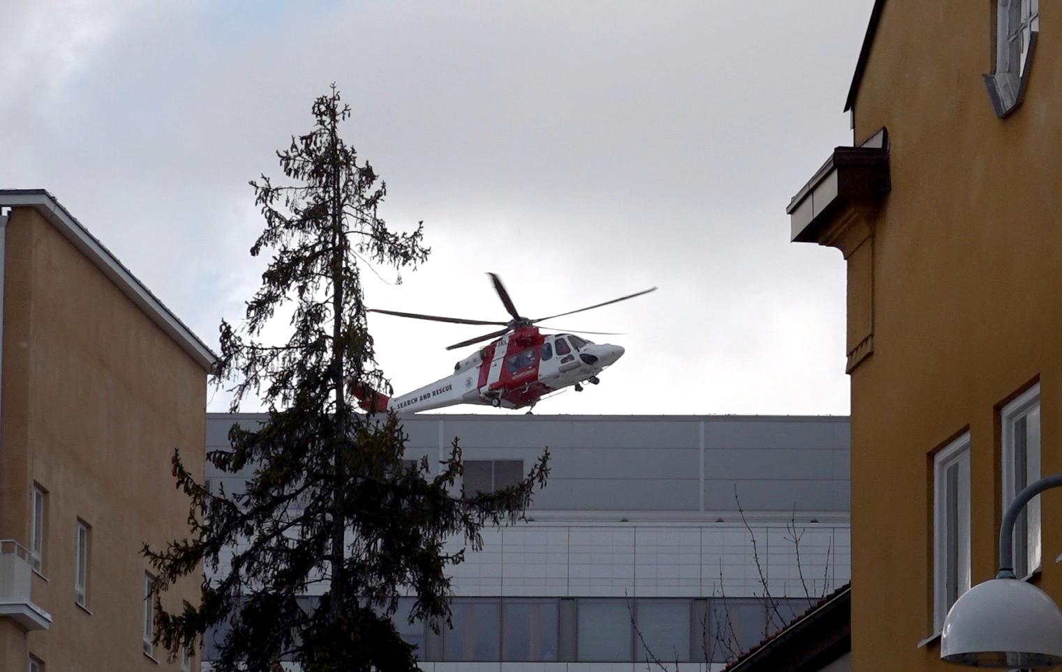 Helikoptern med skadade landar på Karolinska sjukhuset i Solna.