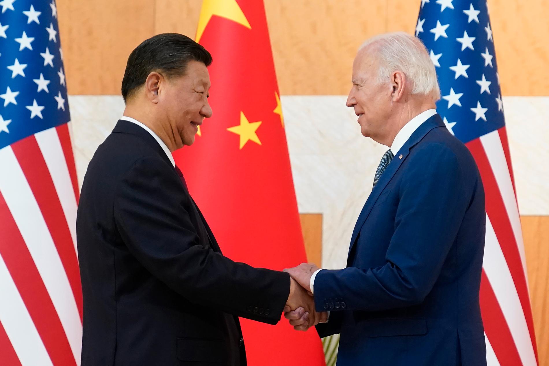 Joe Biden och Xi Jinping skakar händer.