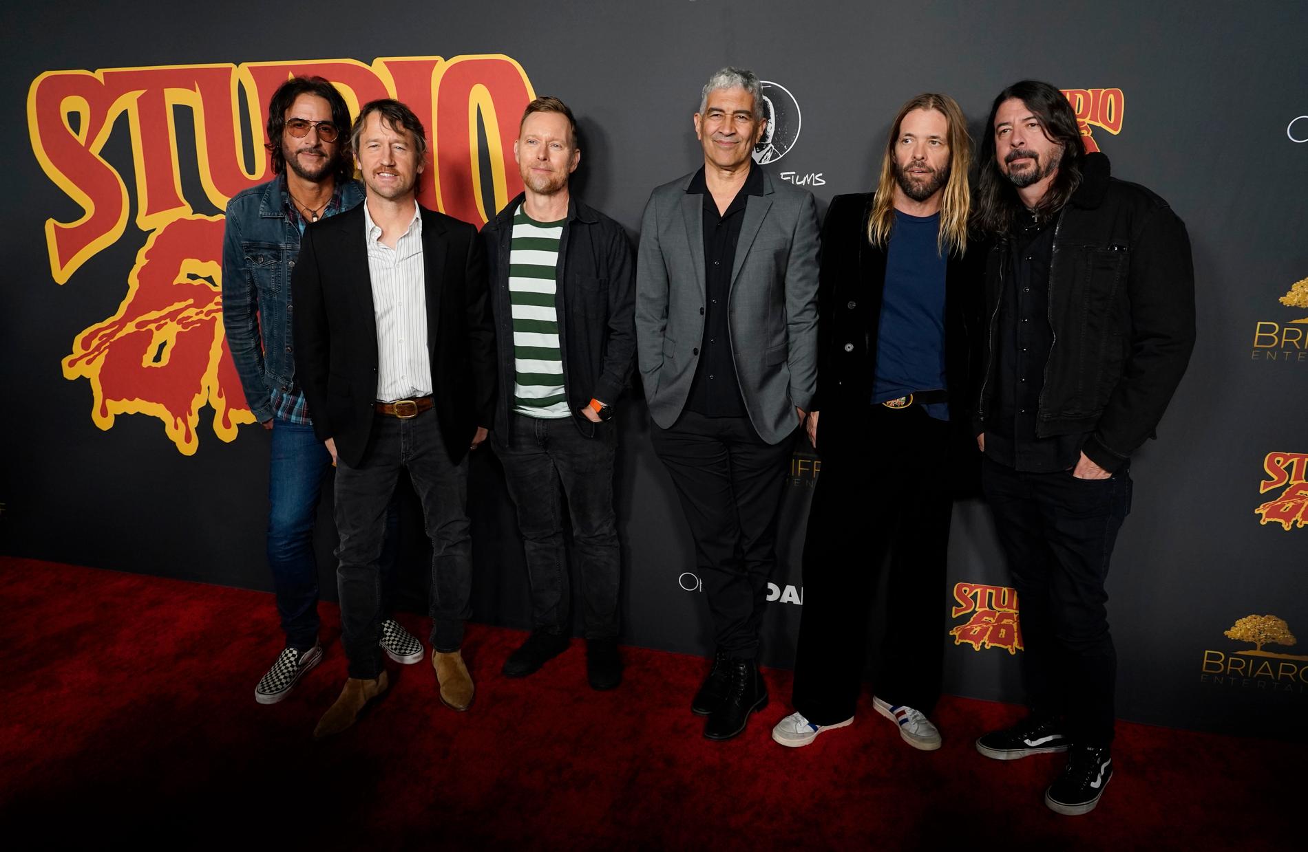 Foo Fighters i februari 2022. Från vänster Rami Jaffee, Chris Shiflett, Nate Mendel, Pat Smear, Taylor Hawkins och Dave Grohl.