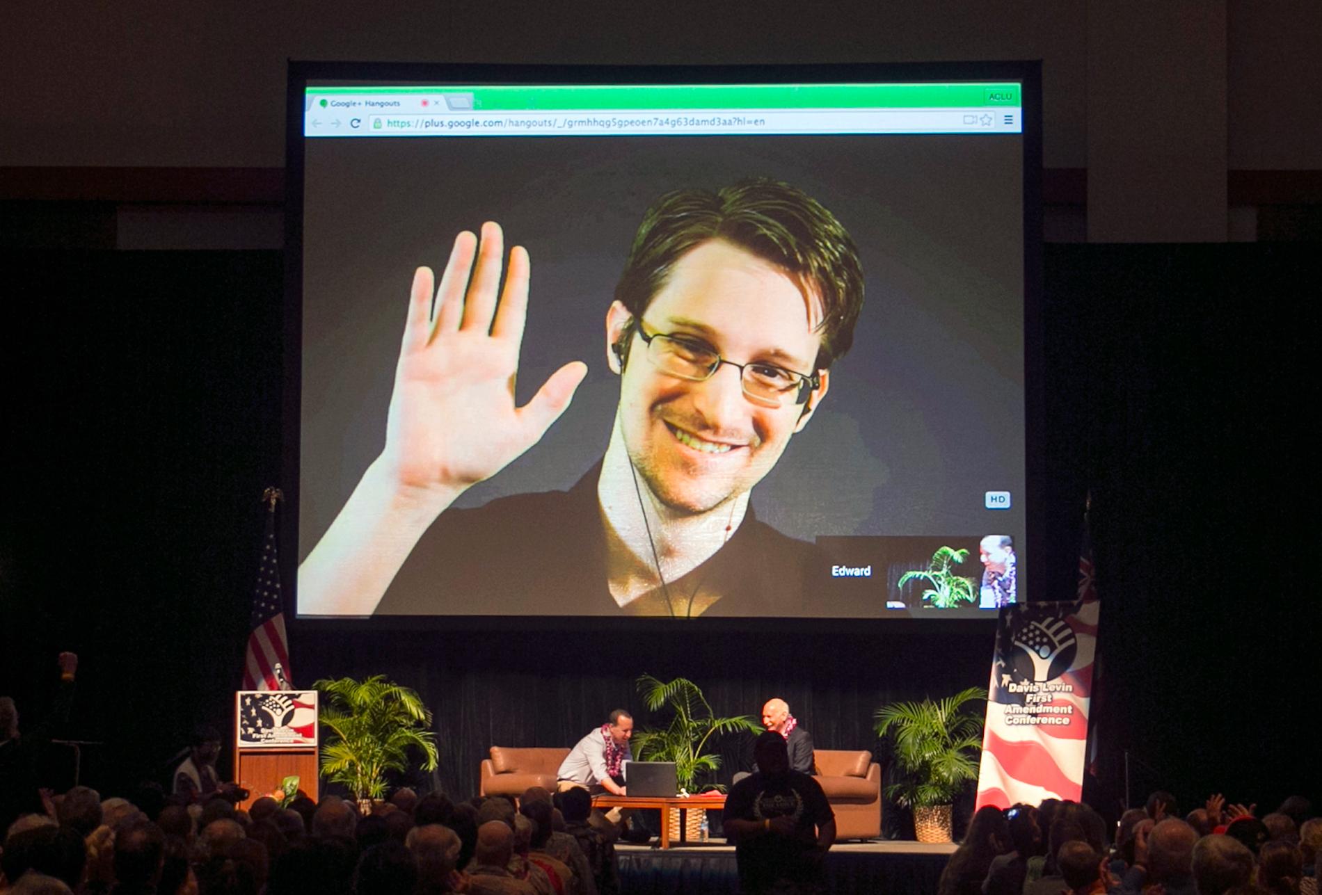 Edward Snowden framträder på videolänk från Moskva på ett evenemang i Honolulu, Hawaii, 2015.