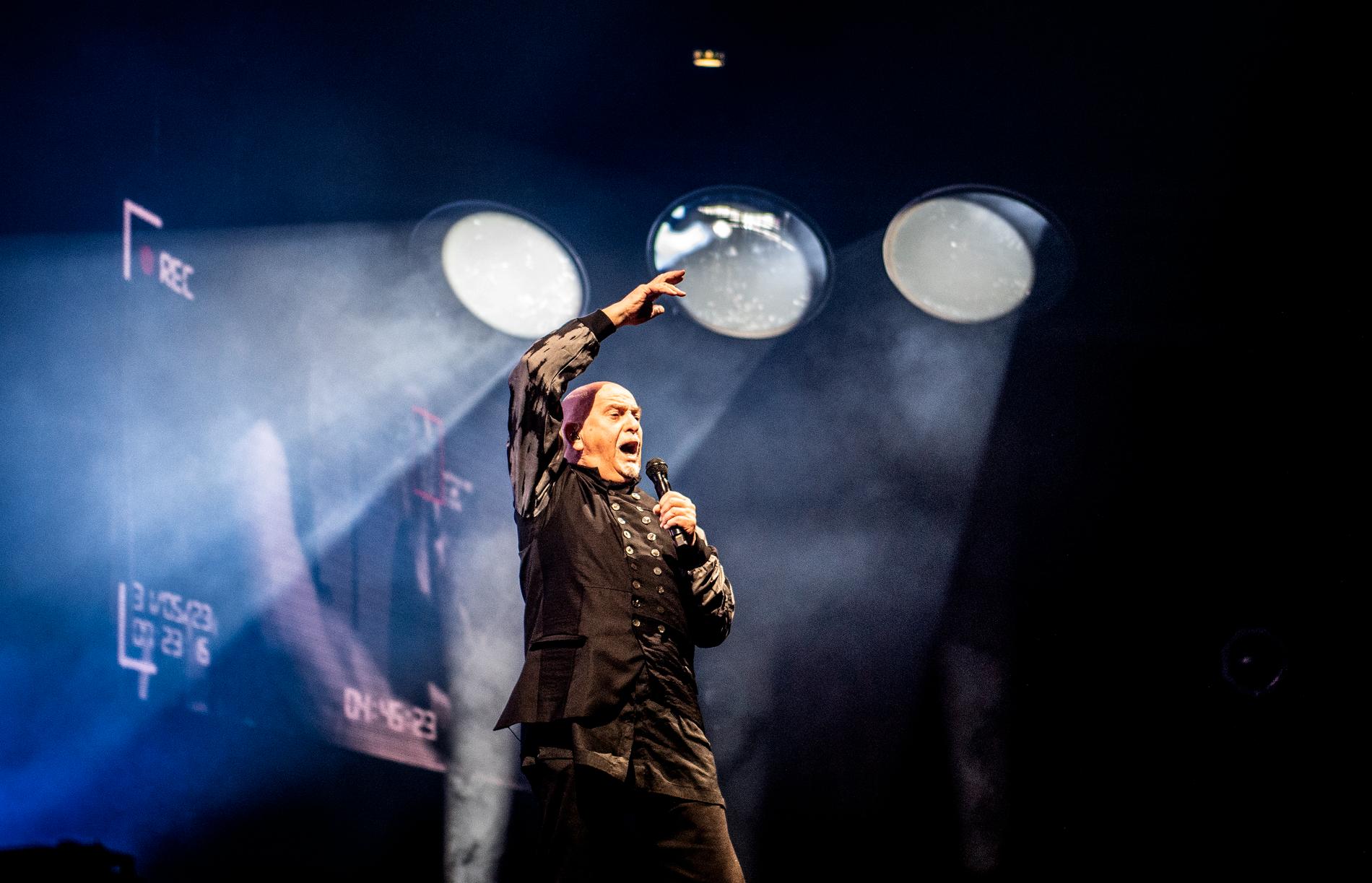 Peter Gabriel levererar både klassiker och en stadig skopa helt nya låtar på Avicii Arena i Stockholm.