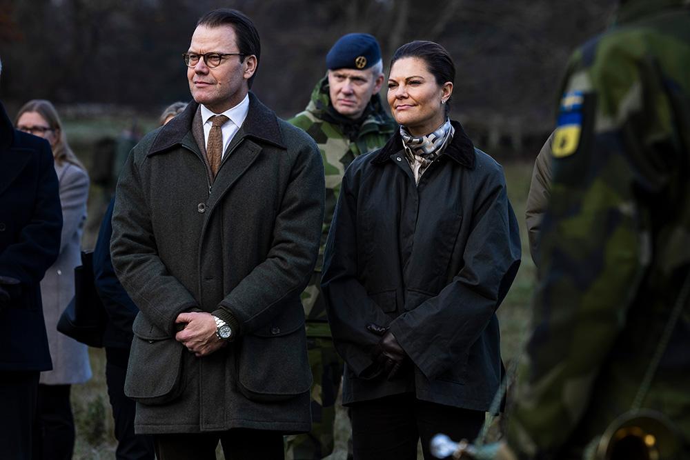 Kronprinsessan Victoria och prins Daniel besökte Operation Interflex där svenska instruktörer utbildar civila ukrainare till att bli fungerande soldater. 