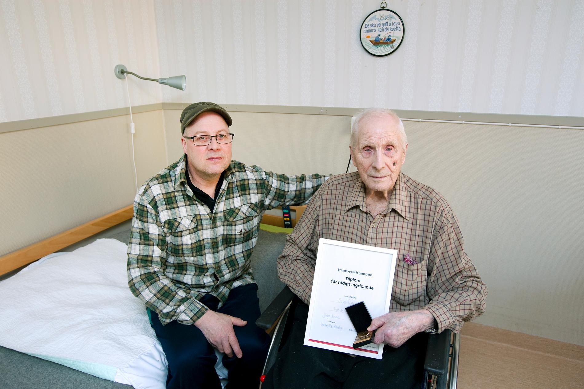 Sven Jonsson, 89, räddade sitt förra äldreboende från att börja brinna genom att kasta ut ett element. Här med sonen Anders Jonsson.