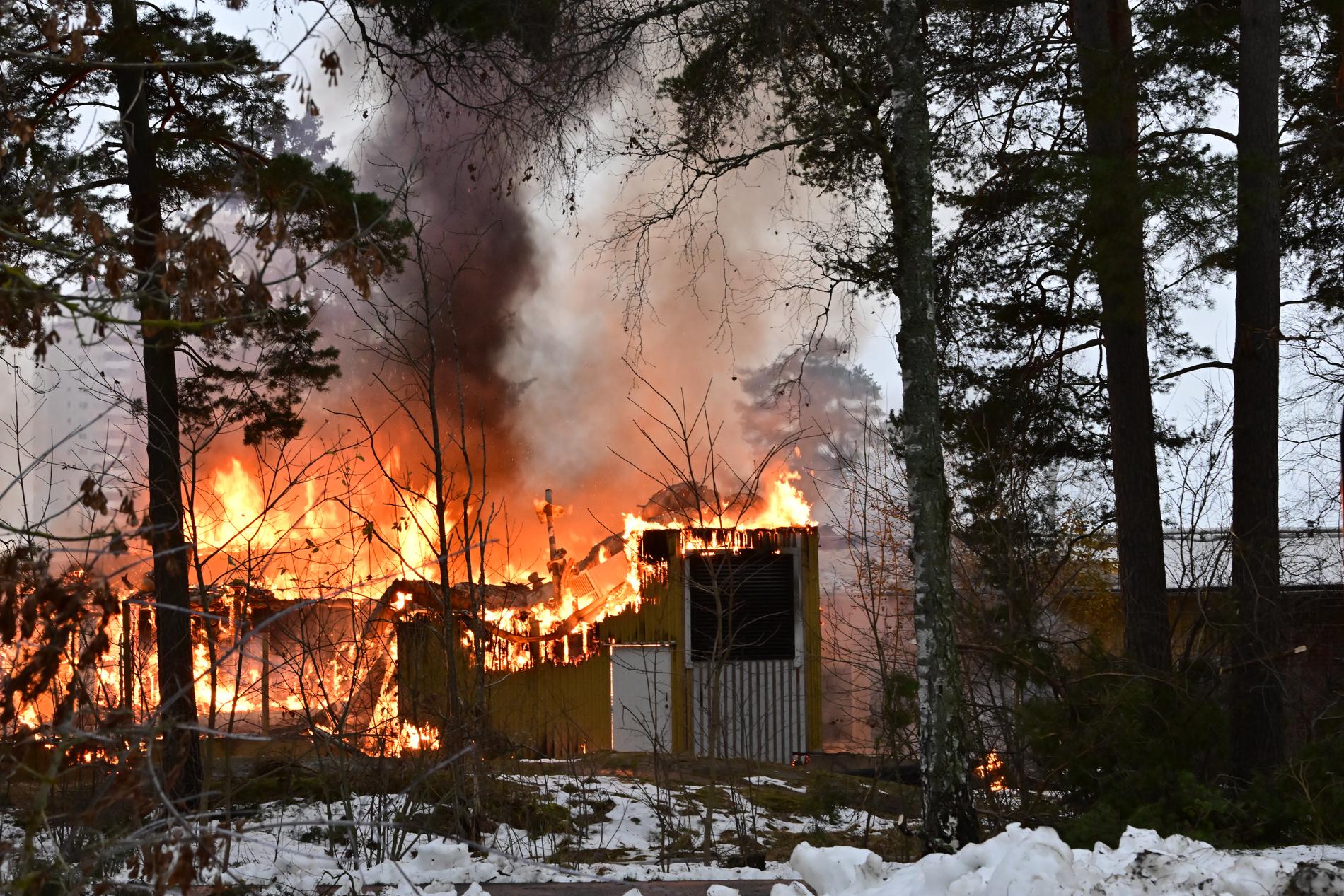 Räddningstjänsten bekämpade en brand i Stimmets skola i Tyresö öster om Stockholm.