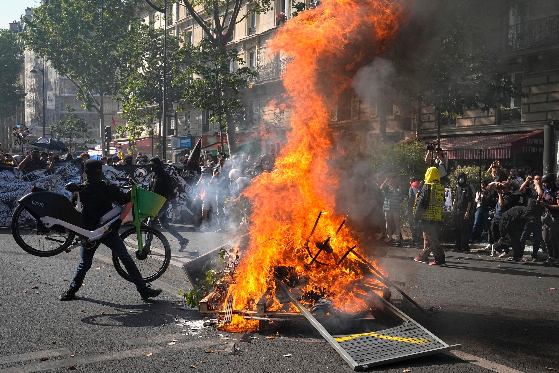 Bild från protester i Paris kring den höjda pensionsåldern. 