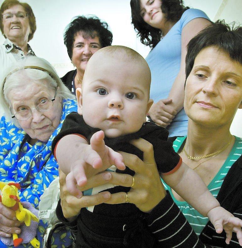 Mary Hedström, 80, mormors mormor, Elaine Ögren, 60, mormors mor, Malin Ögren, 23, mamma till Jonas, Agnes Johansson, 99, mormors mormors mor, Jonas, 6 månader och Carola Ögren, 40, mormor.