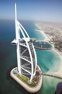 Lyxhotellet Burj al arab är ett av många skrytbyggen i flådiga Dubai.
