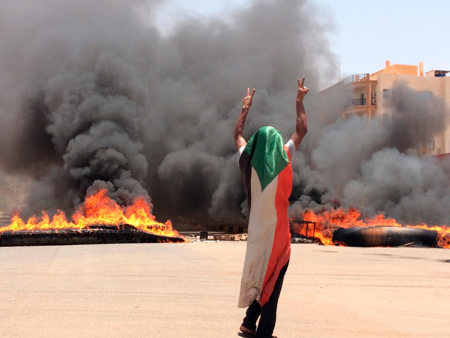 Minst 35 människor dödades i våldsamheter i Sudans huvudstad Khartum i måndags.
