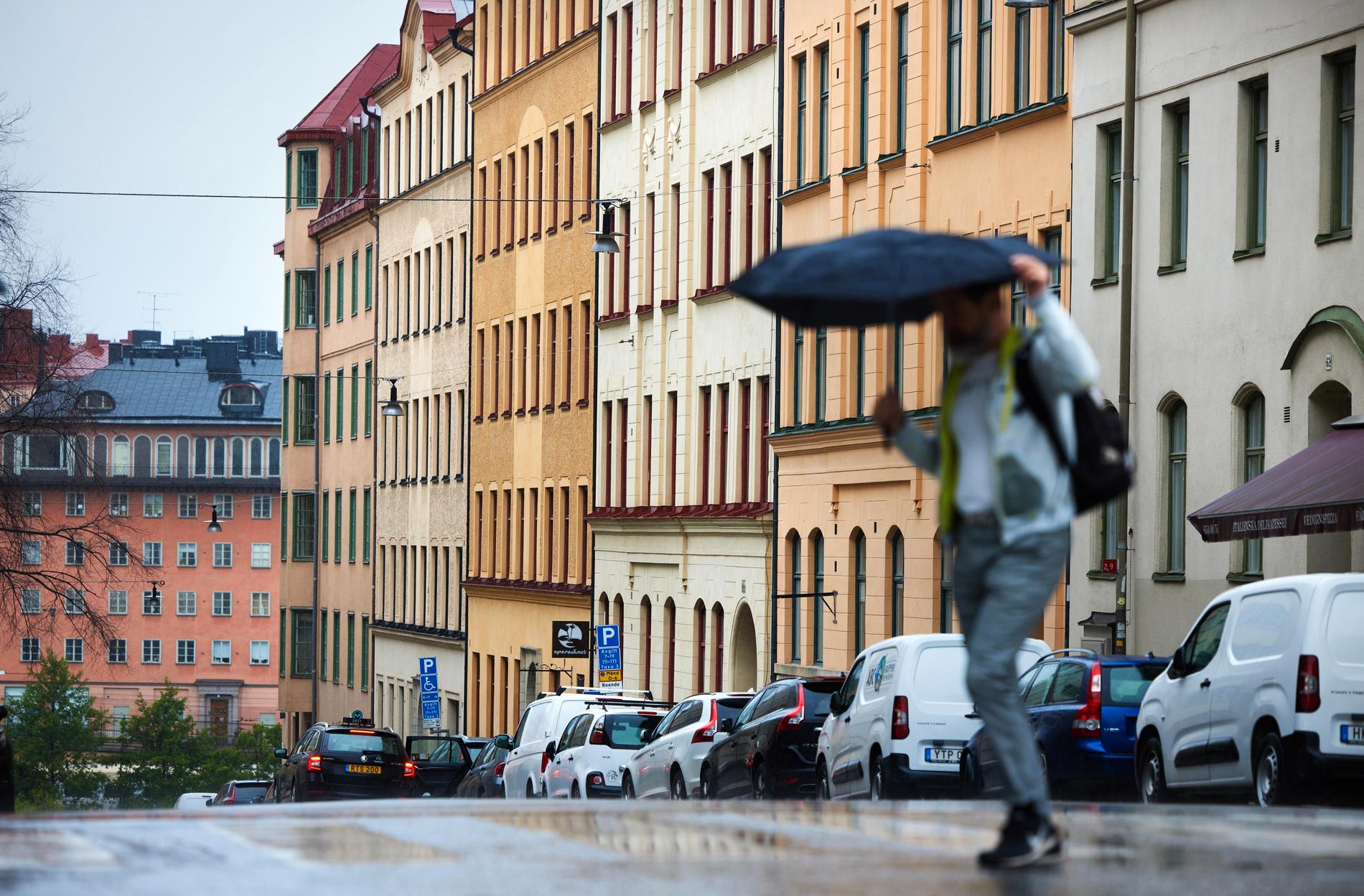 Mörka moln över bostadsmarknaden. Bopriserna faller , bland annat här på Kungsholmen i centrala Stockholm.