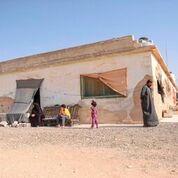 I likhet med många andra flyktingar i norra Jordanien lever familjen i ett fallfärdigt hus.