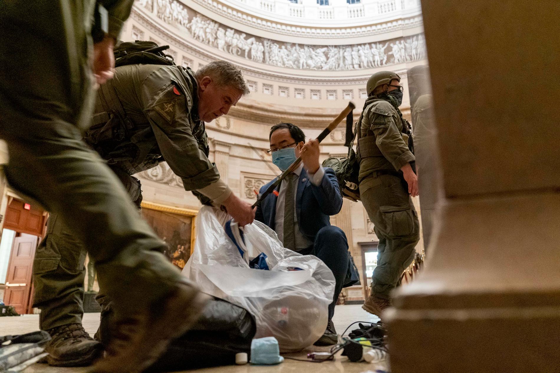 Poliser städar upp i kaoset efter mobben som trängde in i Kapitolium.