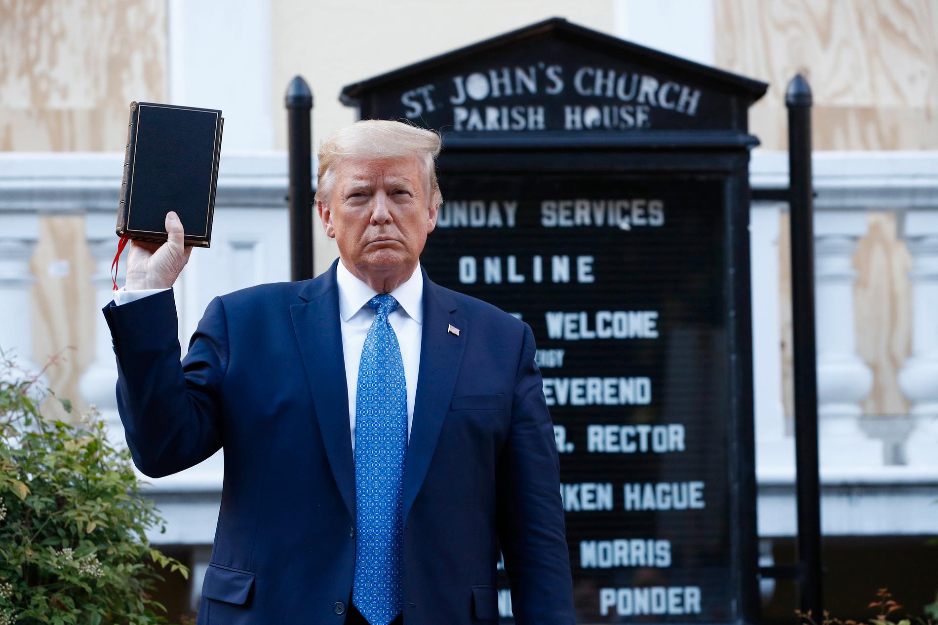 Donald Trump poserar för en bild utanför St. Johns Church i närheten av Vita huset i Washington. 