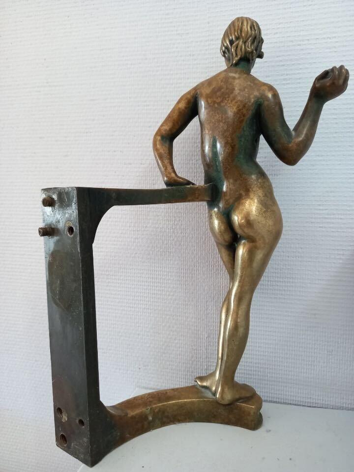 Handtaget med kvinnan är gjort av skulptören Nils Sjögren. 