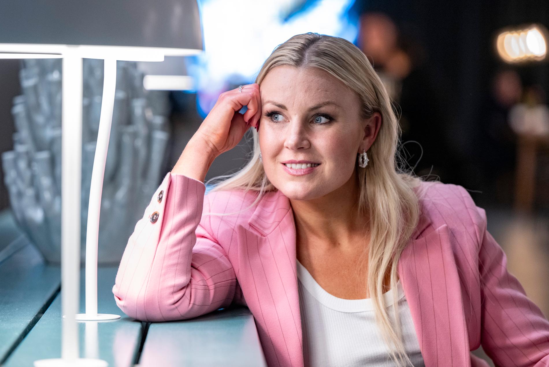 Elisa Lindström har tidigare blivit utslagen i Melodifestivalens deltävlingar – i år vill hon fokusera på att bara njuta av Melodifestivalen.