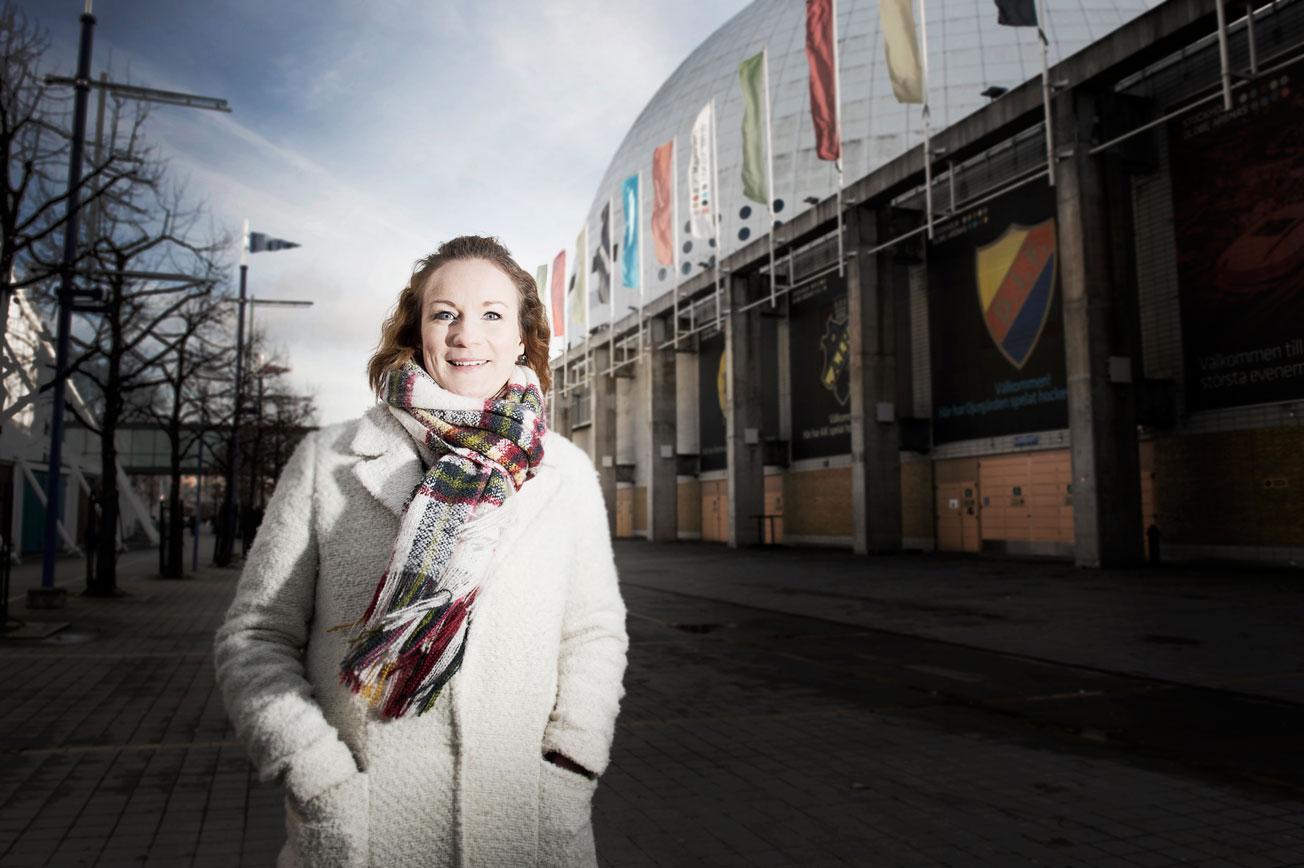 historisk  I höstas blev Lena Sundqvist den första kvinnliga SHL-kommentatorn i tv – någonsin. Nu tror hon att fler tjejer står på kö för att ta klivet in i kommentatorsbåsen. ”Det tar tid att ändra strukturer. Så är det överallt i samhället”, säger hon.