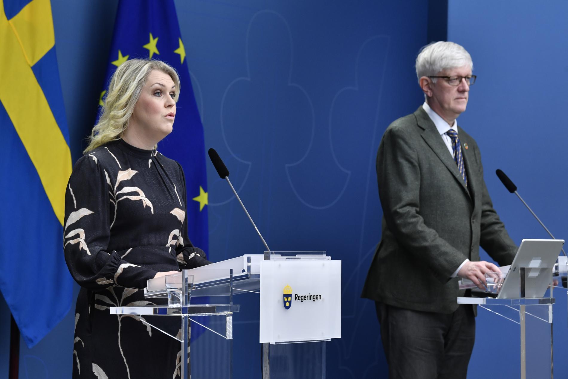 Lena Hallengren, socialminister, och Folkhälsomyndighetens Johan Carlson på pressträffen.