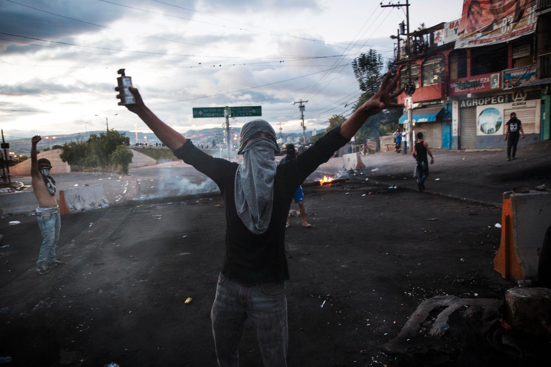 Tusentals anhängare till oppositionen i Honduras har gått ut i protest efter presidentvalet i landet, som ännu inte är avgjort.