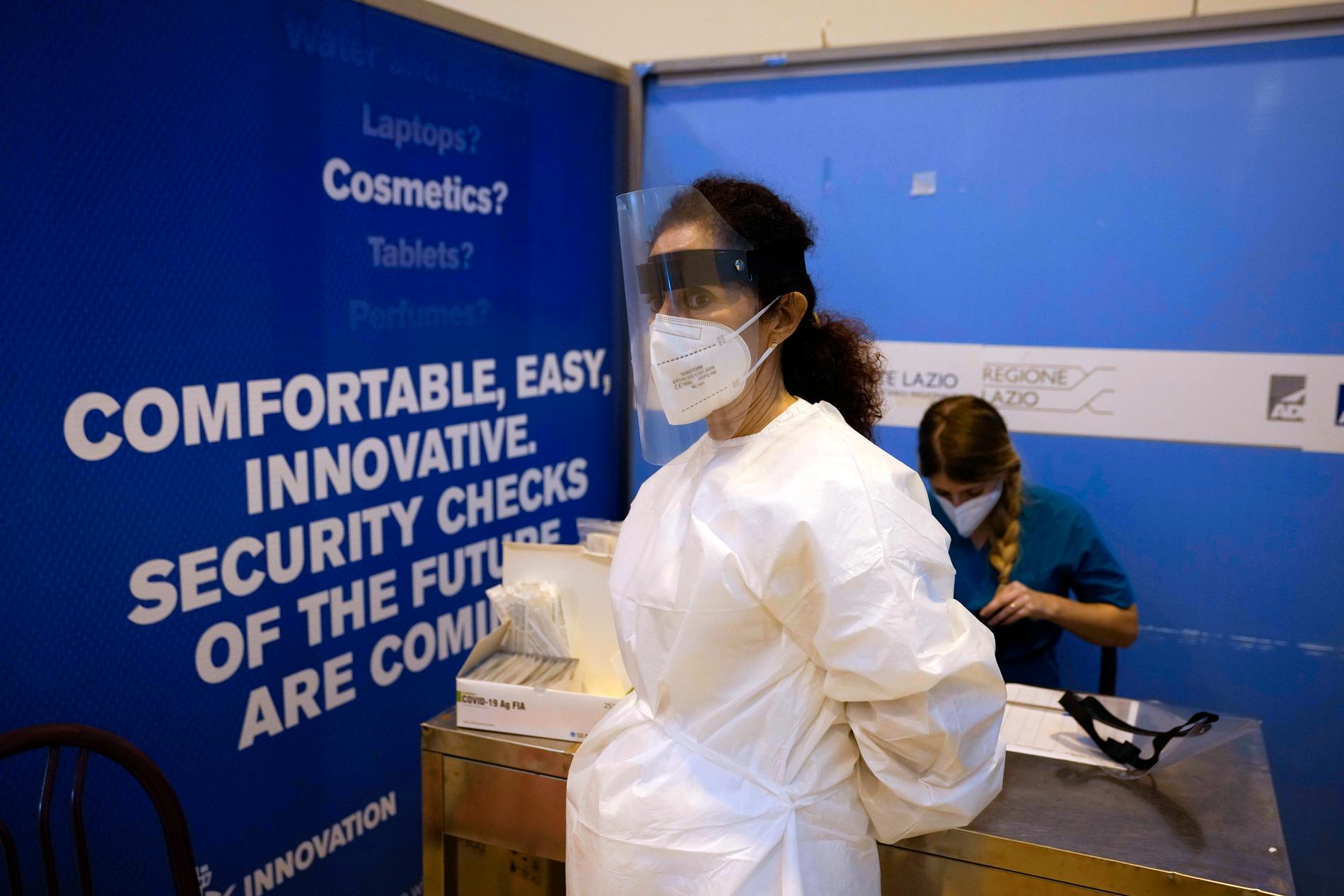 Sjukvårdspersonal står redo att testa Kinaresenärer på Leonardo da Vinci-flygplatsen i Rom på torsdagen.