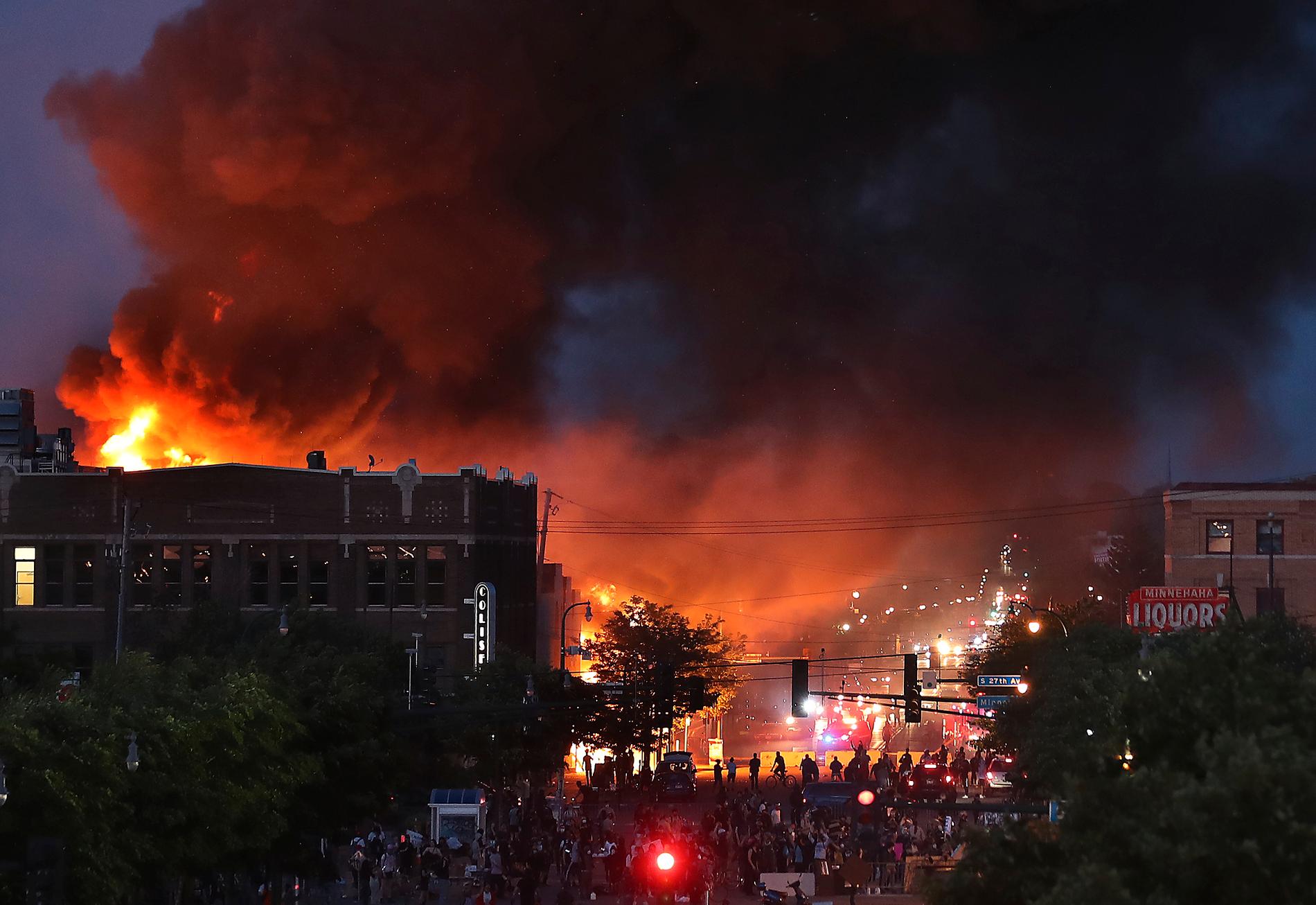 En byggnad brinner i Minneapolis under torsdagskvällen. 
