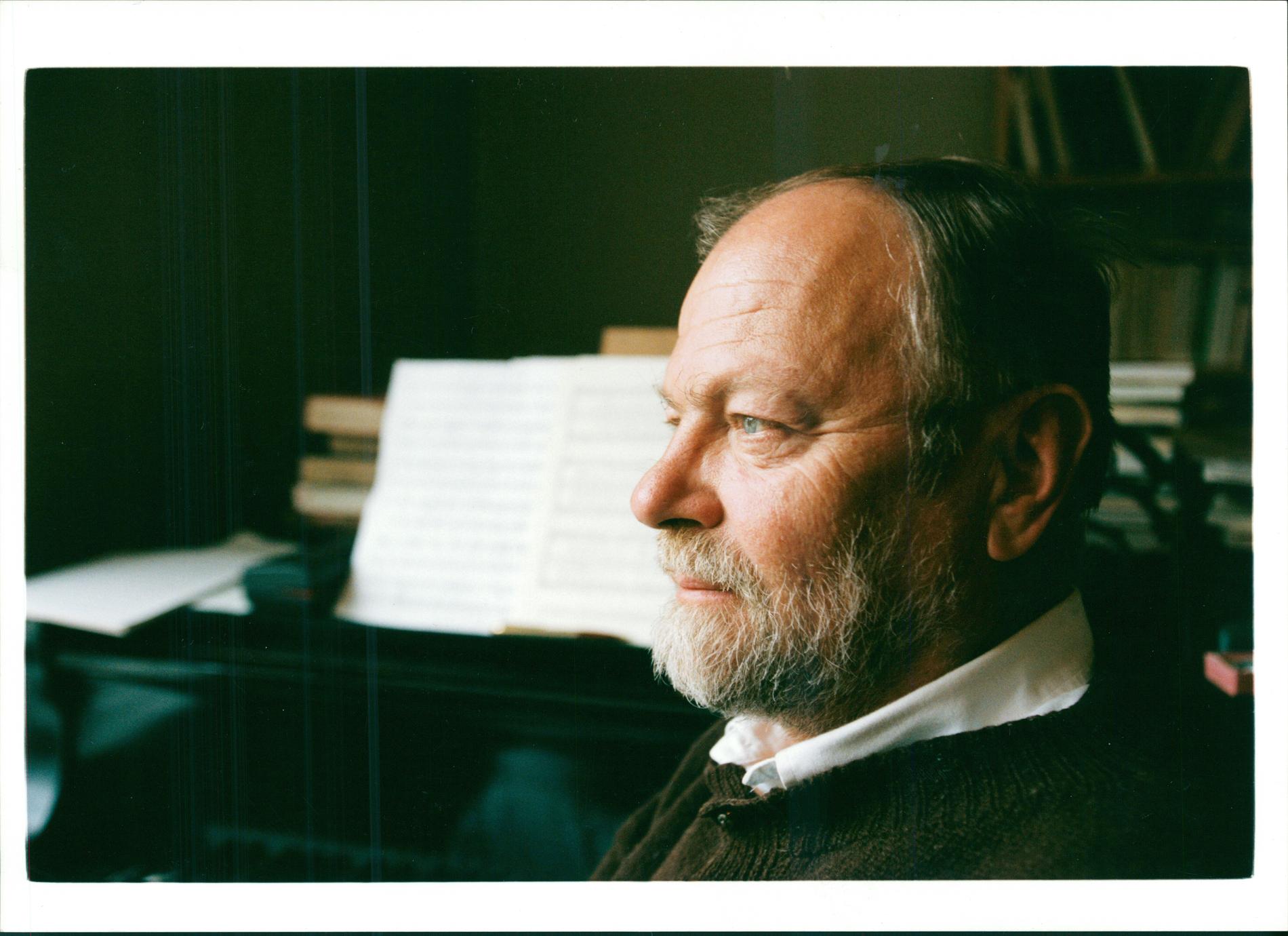 1994. Sångaren, kompositören och musikern Olle Adolphson, i sitt arbetsrum.