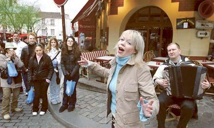 6. Montmartre Bästa stället att få Piaf-känsla i Paris är Montmartre. Bland kullerstensgränderna och de branta gatorna har delar av filmen ”La vie en rose” spelats in. Och har du tur står norska sångerskan Britt Synndve på torget Place de Tertre vid kyrkan Sacré-C ur och sjunger Piaf-sånger.